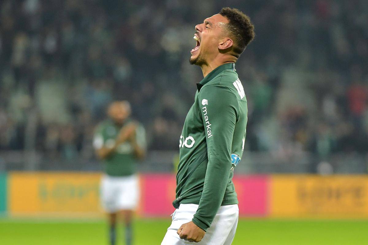 亚博体育 -冲刺阶段皇家社会备战法甲，绝杀压哨细节曝光，悬念犹存，更衣室氛围转暖 